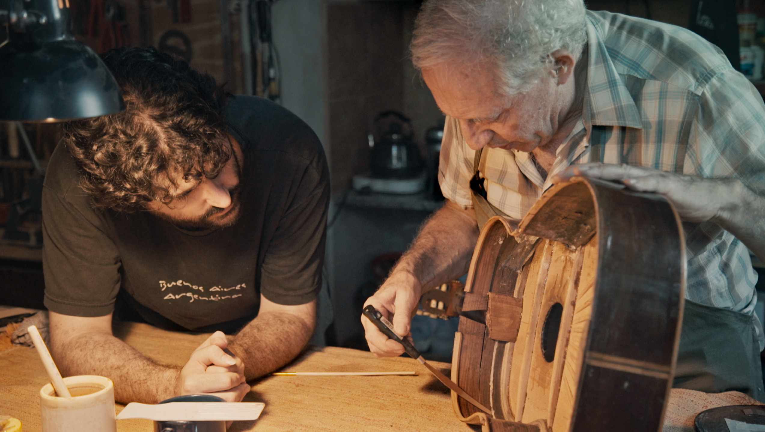 Sebastián Núñez es un luthier que restaura instrumentos musicales históricos. thumbnail
