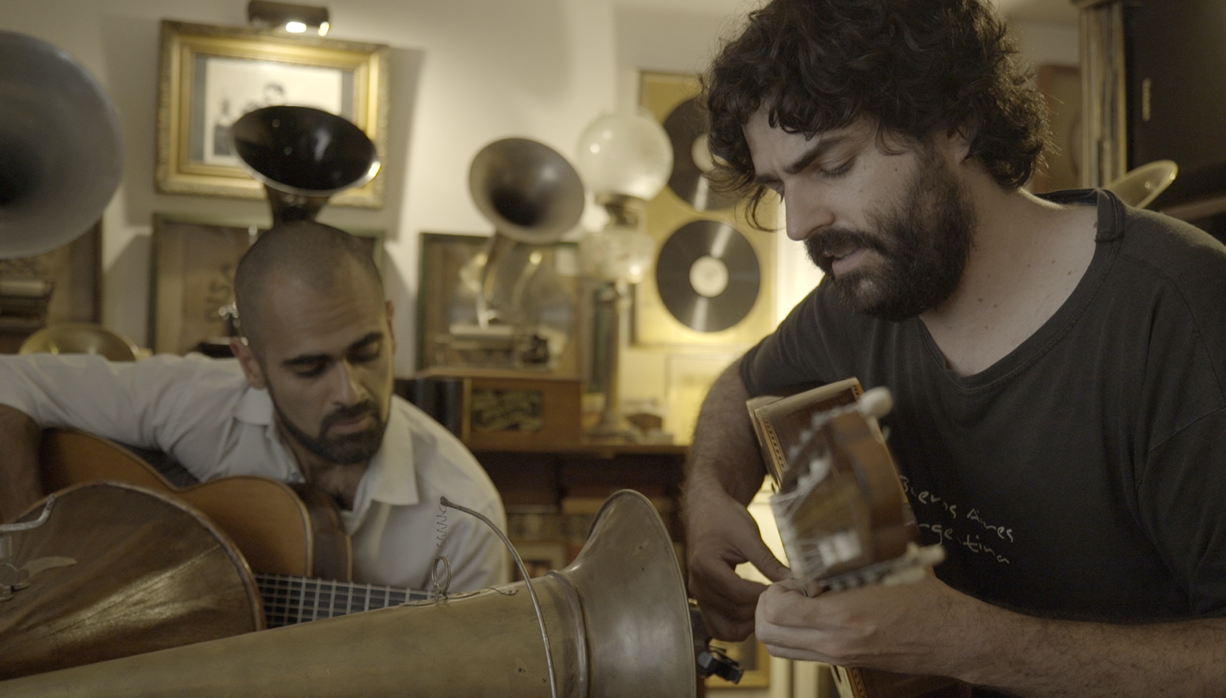 Radio Nacional. La pasión por las guitarras es retratada en "El sonido de antes" thumbnail