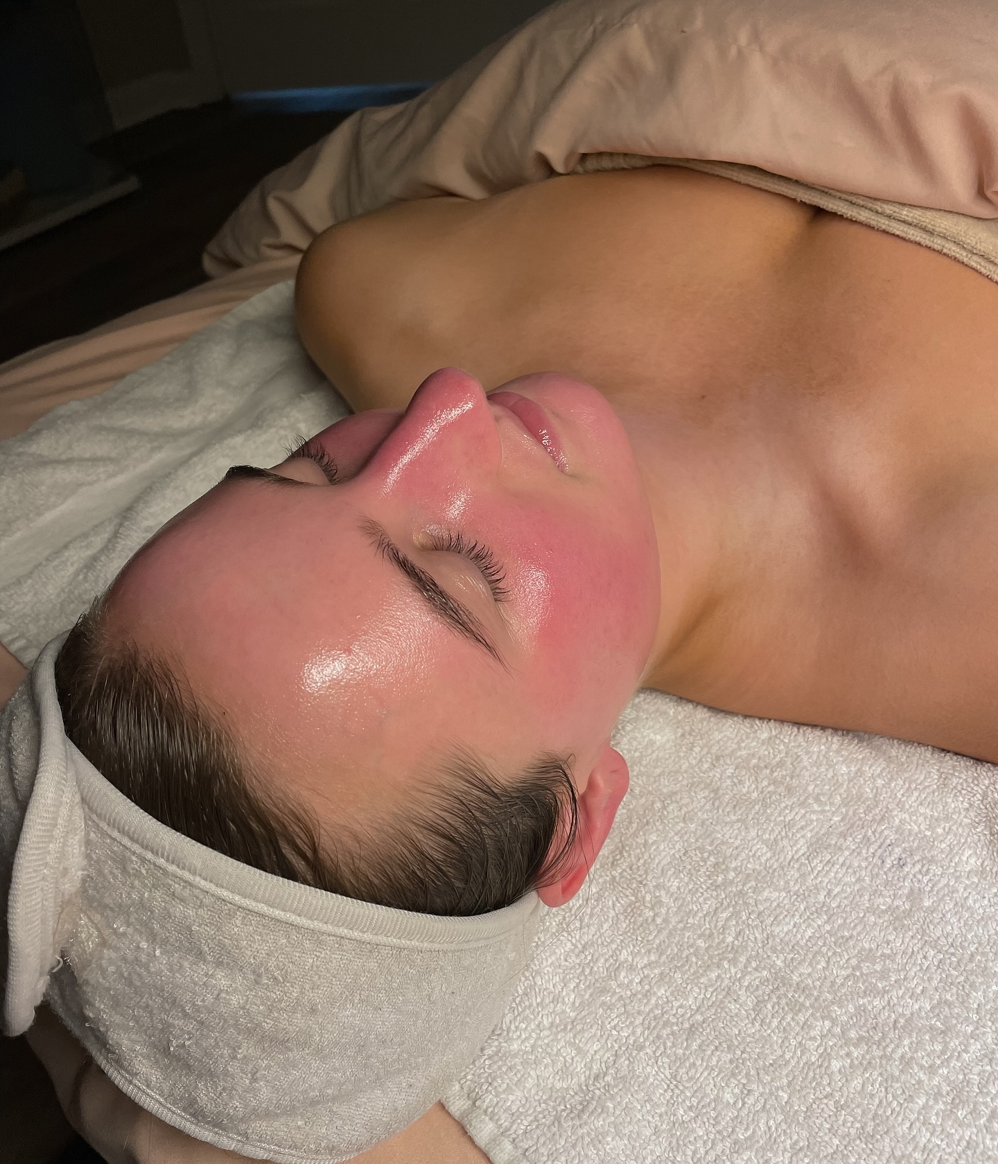 i know you’re wondering how she got her GLOW, one word…DERMAPLANING! ✨ 

#dermaplanepro #dermaplane #glow #glowingskin #