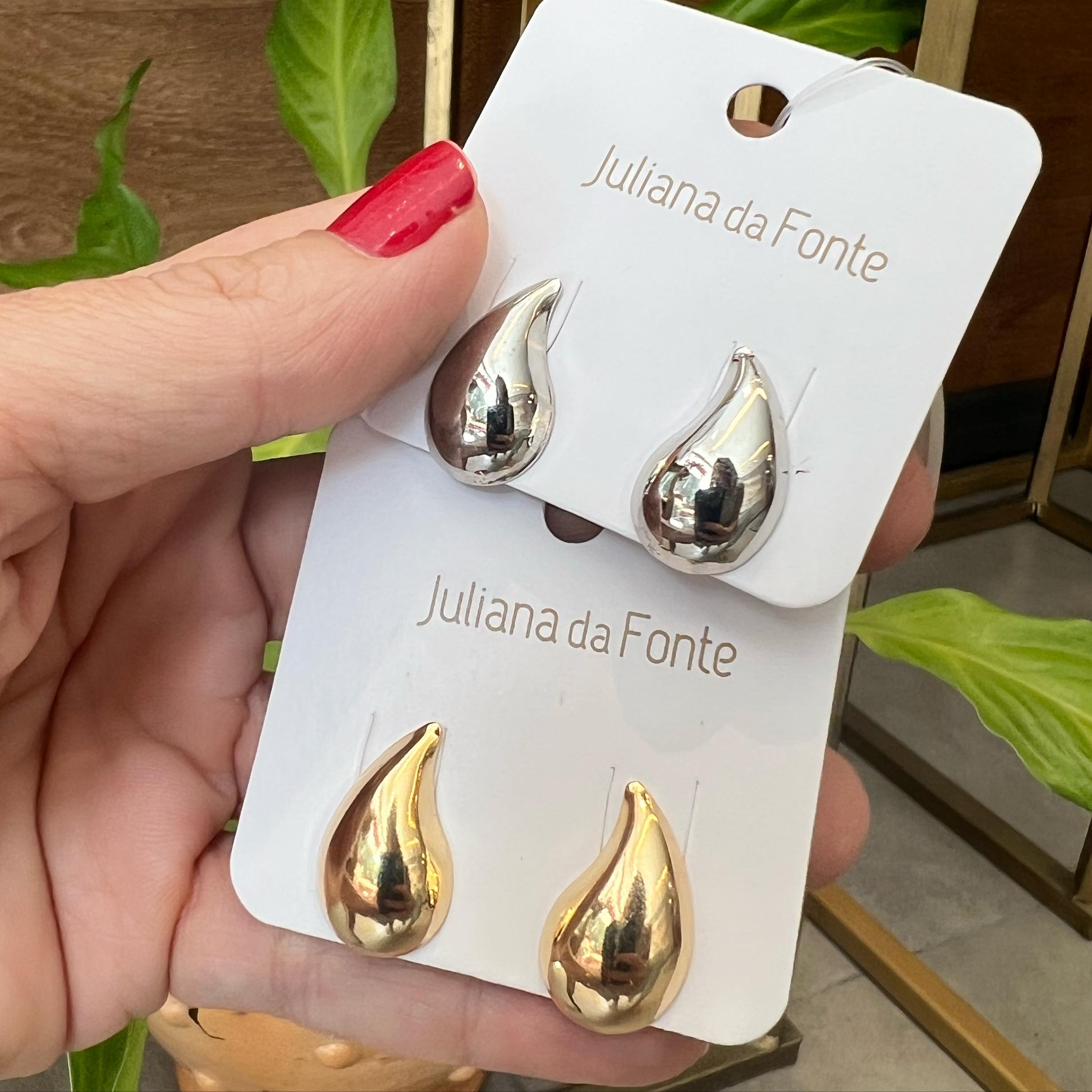 Os brincos de gota viraram tendência entre as fashionistas e com certeza vão fazer sucesso por onde você passar! ✨ 

Alé