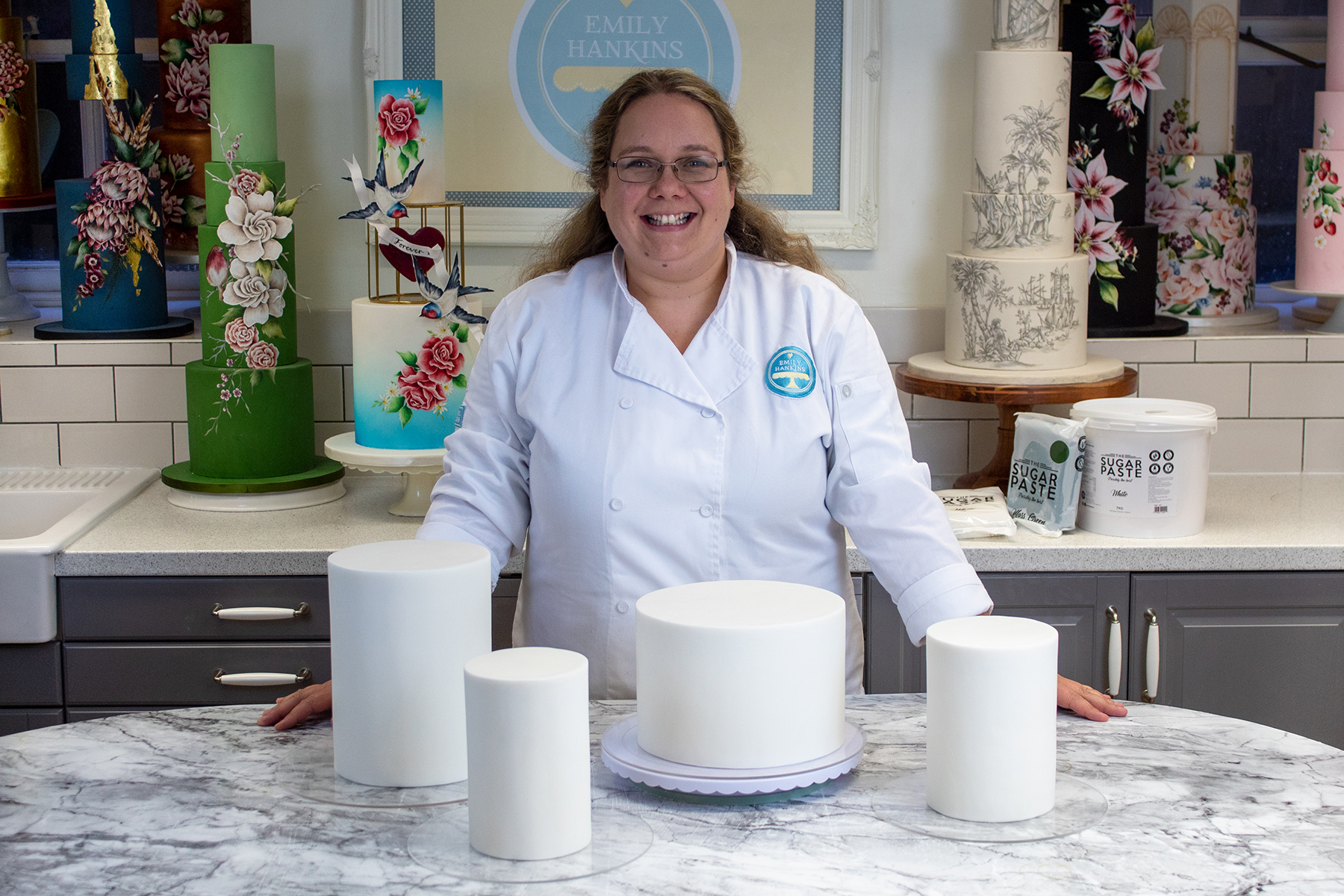 How to cover a cake with sugarpaste thumbnail