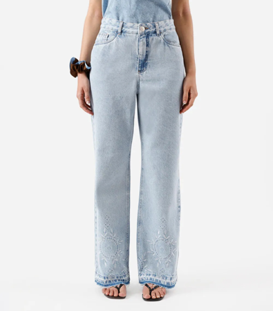 Calça jeans wide leg com bordado floral na barra thumbnail