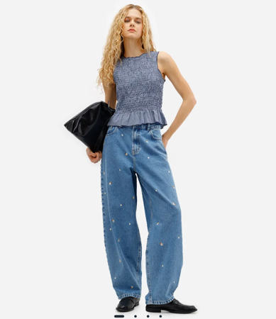 Calça jeans com bordado de Margarida  thumbnail