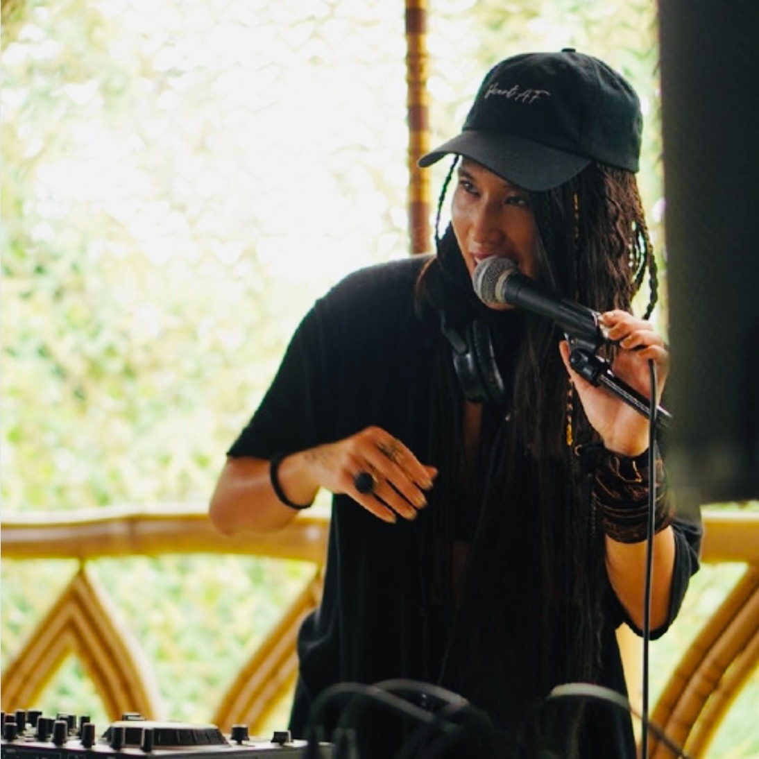 collab/connect with me on heart af music/dj sets to vibe outta the mind + into the heart thumbnail