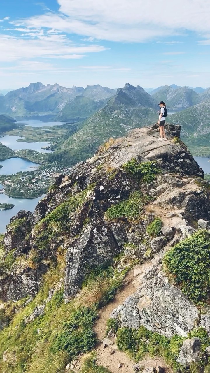 Lofoten! Glad att vi stänger ner sommarens semester här, med hike, bad och härligt häng.