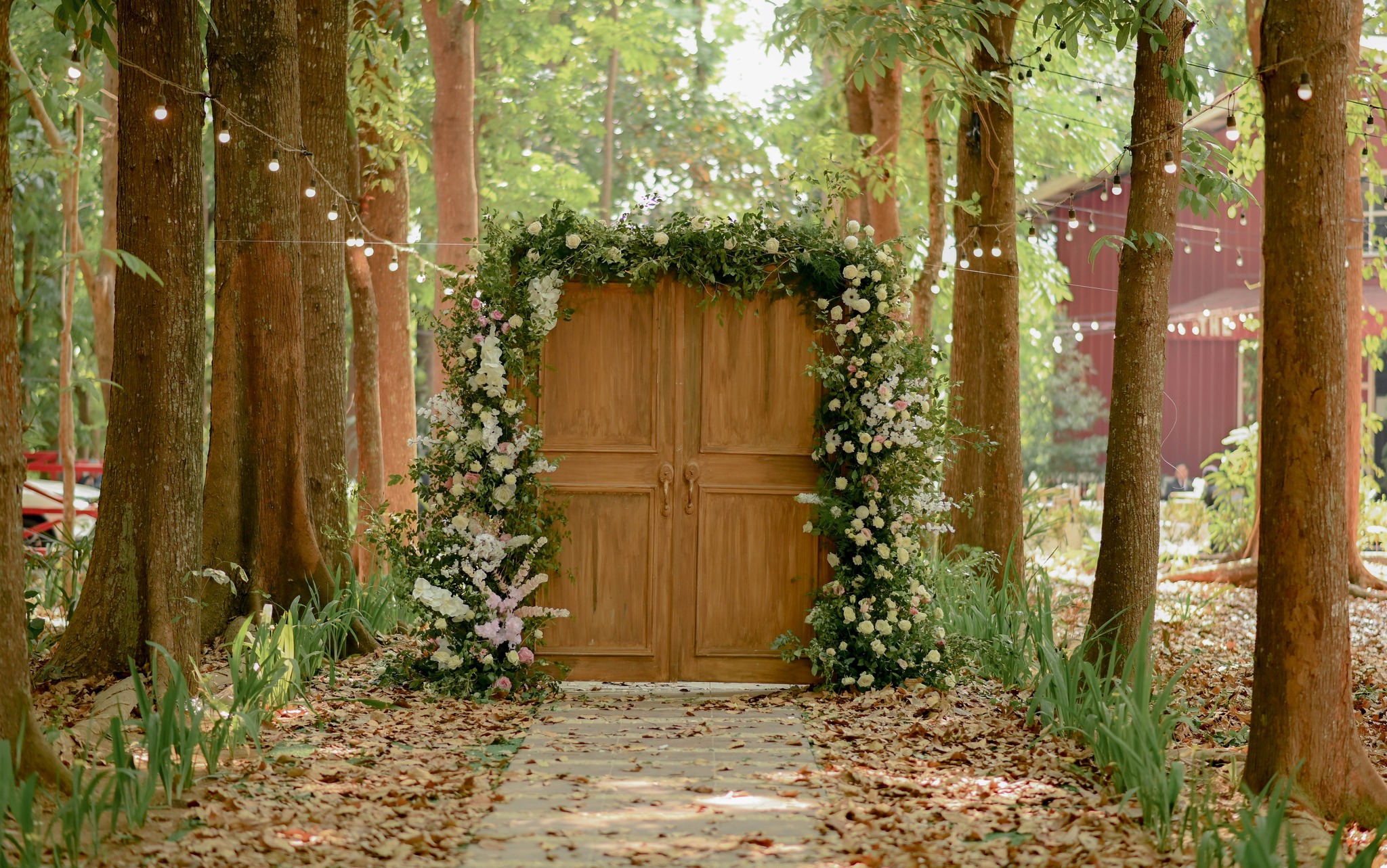 Details ✨

We still can't get over this dreamy wedding of Beau and Colleen. From the flowers, entrance, aisle decors, an