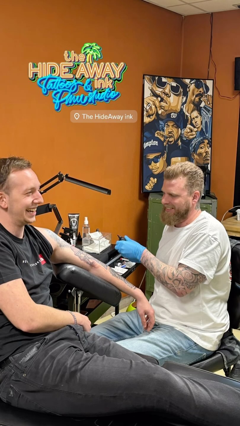 Altijd een feestje bij ons in de shop! 🫶🌴 

Meer dan alleen tattoos, een creatieve gezellige studio, alle soorten perman
