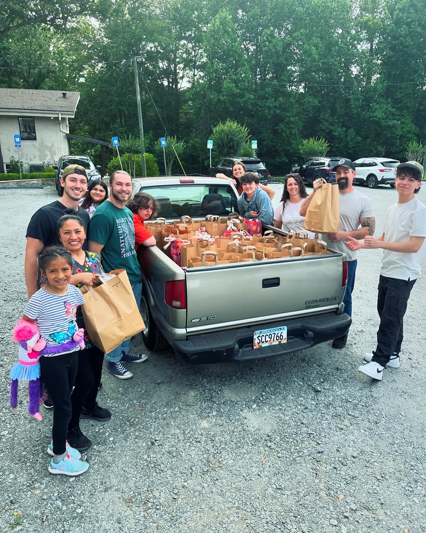 🛒🍗🍝🍎🙏 This Thursday, Counter Culture is going with @theuprisingministry to deliver groceries to families in need in our 