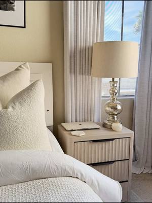 ✨ ¡Pequeños cambios en mi habitación con gran impacto! ✨ Hoy le tocó el turno a las mesitas de noche y no puedo estar má