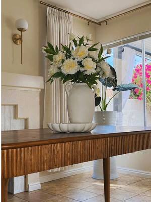 Esta mesa de madera cambió completamente mi comedor 🤍✨ Tiene ese tono cálido que hace que el espacio se sienta más acoge