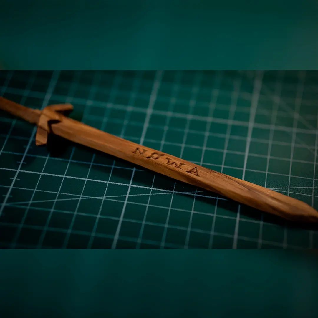 !! ENG AHEAD !!

[🇮🇹] NOWA

Spadina personalizzata in legno d'ulivo;
Ispirata all'arma del personaggio di Dungeons&Drago