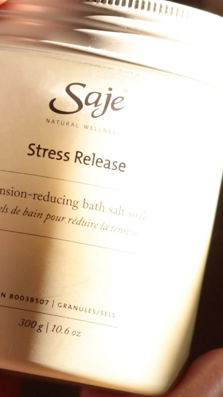 I love anything that helps relax the mind and body! This stress release bath salts by @sajewellness does just that!

Hig