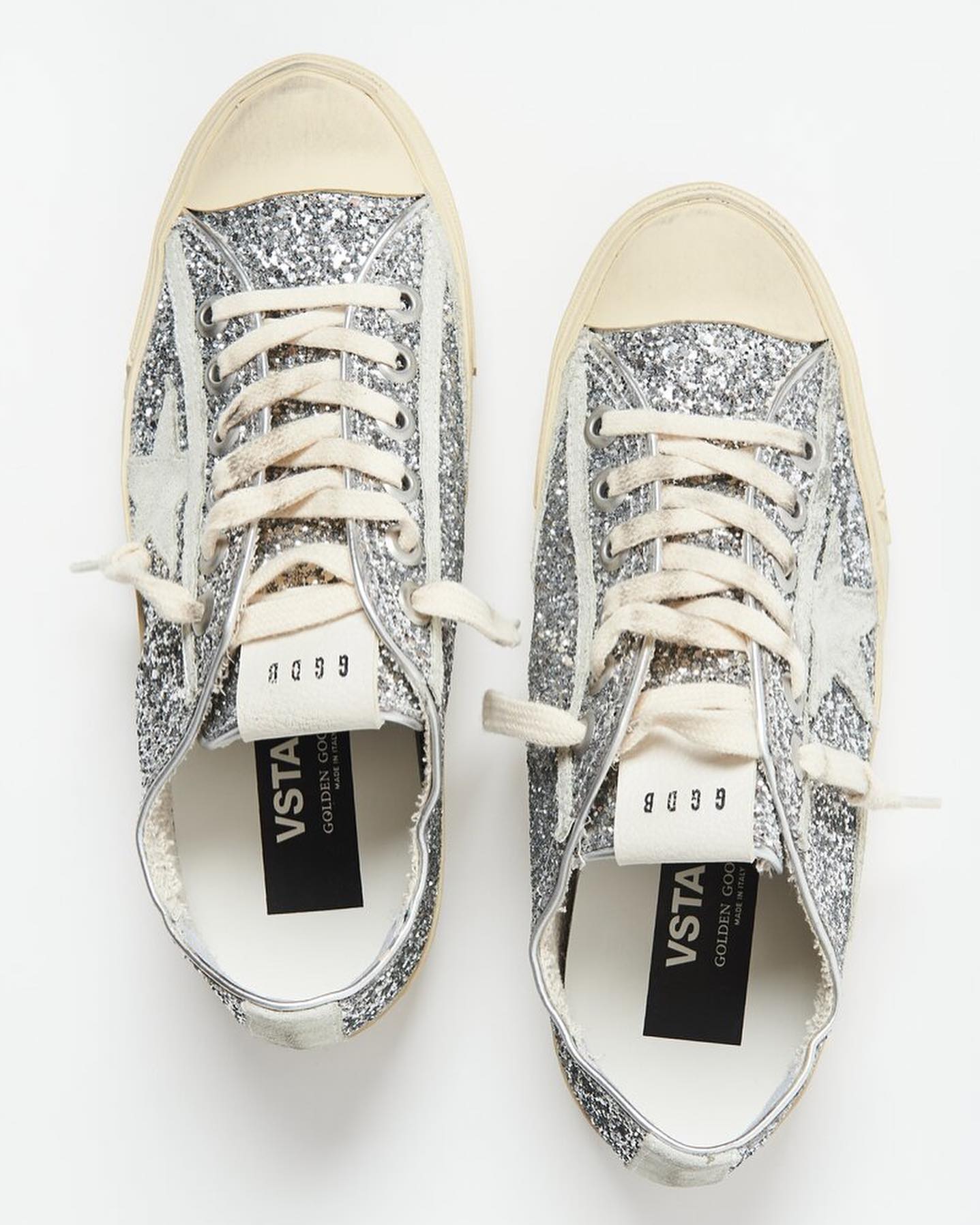 GOLDEN GOOSE SNEAKERS✨

Найбільш культовий і впізнаваний стиль моделей Golden Goose -  це ідея «ідеальної недосконалості