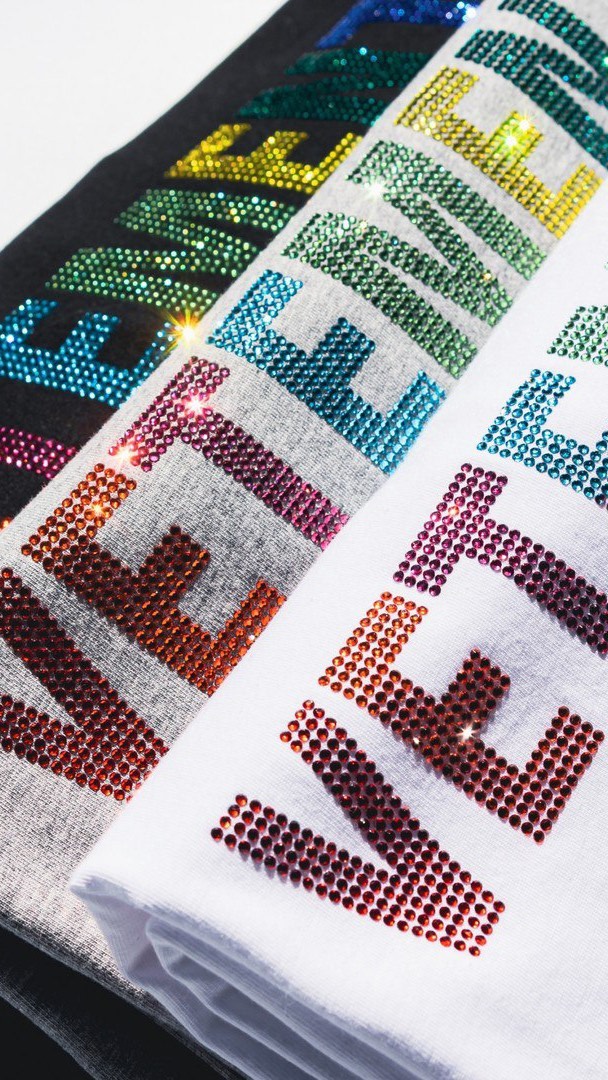 VETEMENTS T-SHIRTS🍩

VETEMENTS — це група надзвичайно креативних дизайнерів. Андрогенні, чіткі лінії та форми, а також г