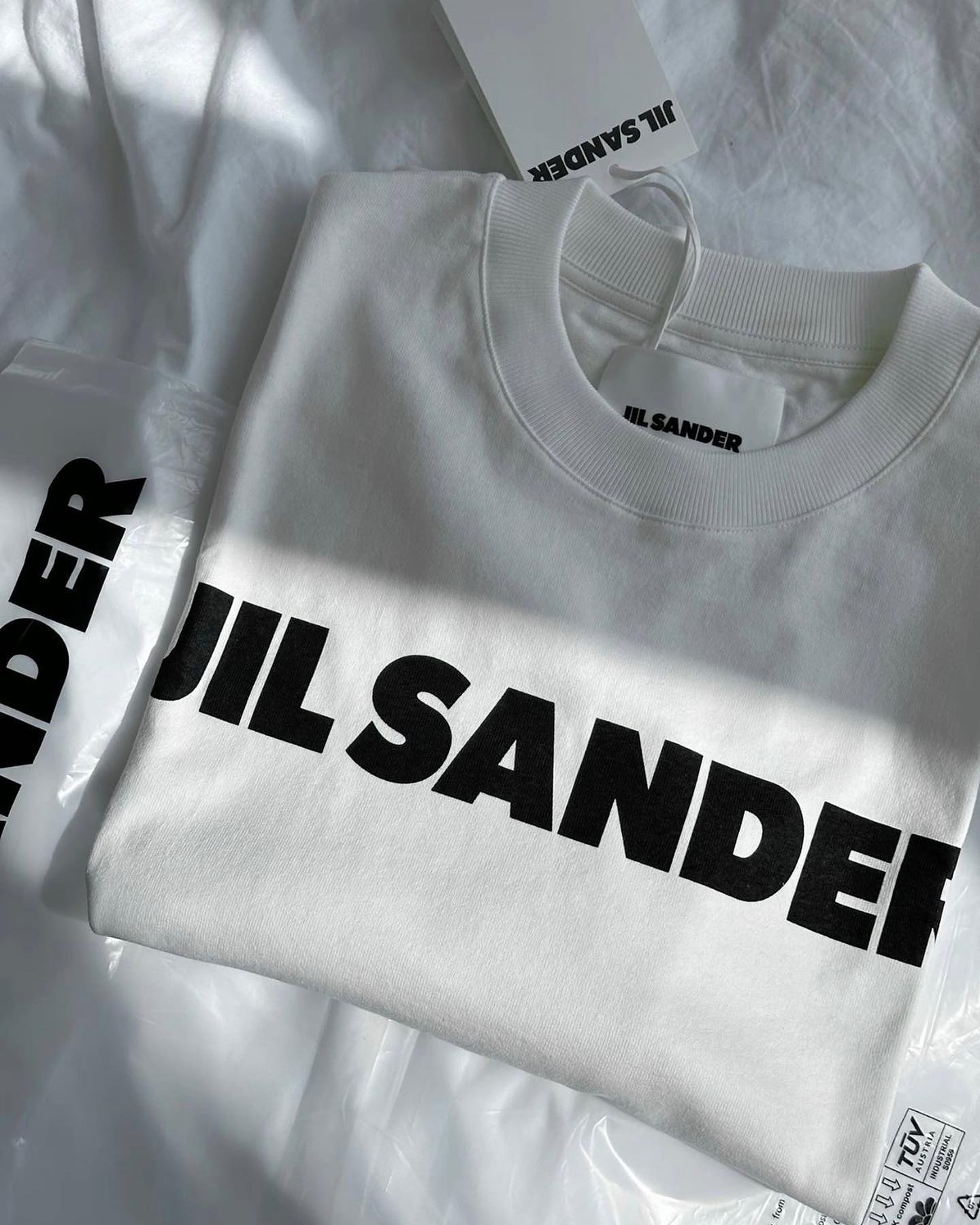 Базова футболка Jil Sander з нотками шику🖇️

Printed cotton-jersey T-shirt

Футболка Jil Sander стане чудовим доповнення