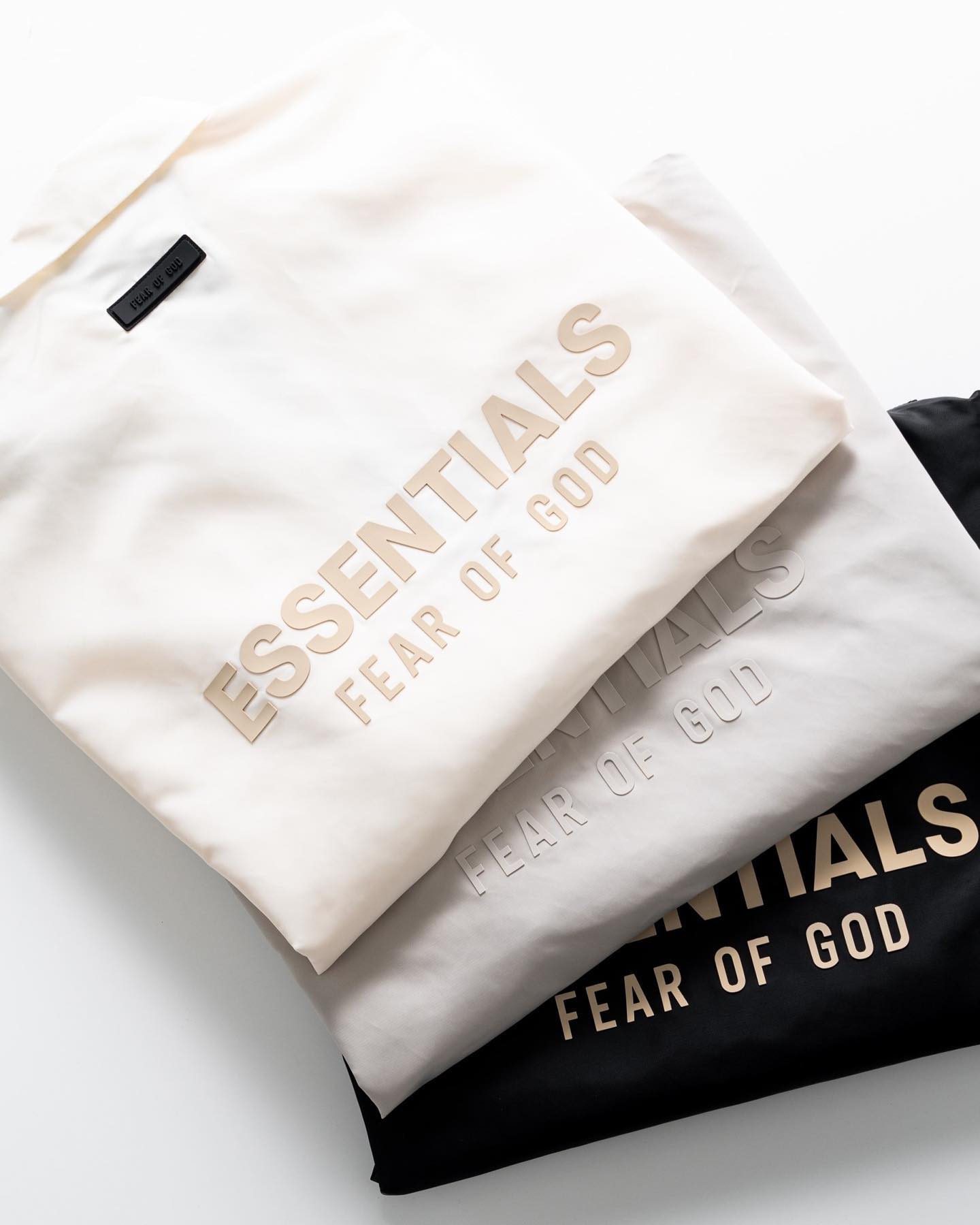 Your base outfits with Fear of God Essentials🐶

Fear of God Essentials — це бренд, заснований на нейтральних тонах і еле