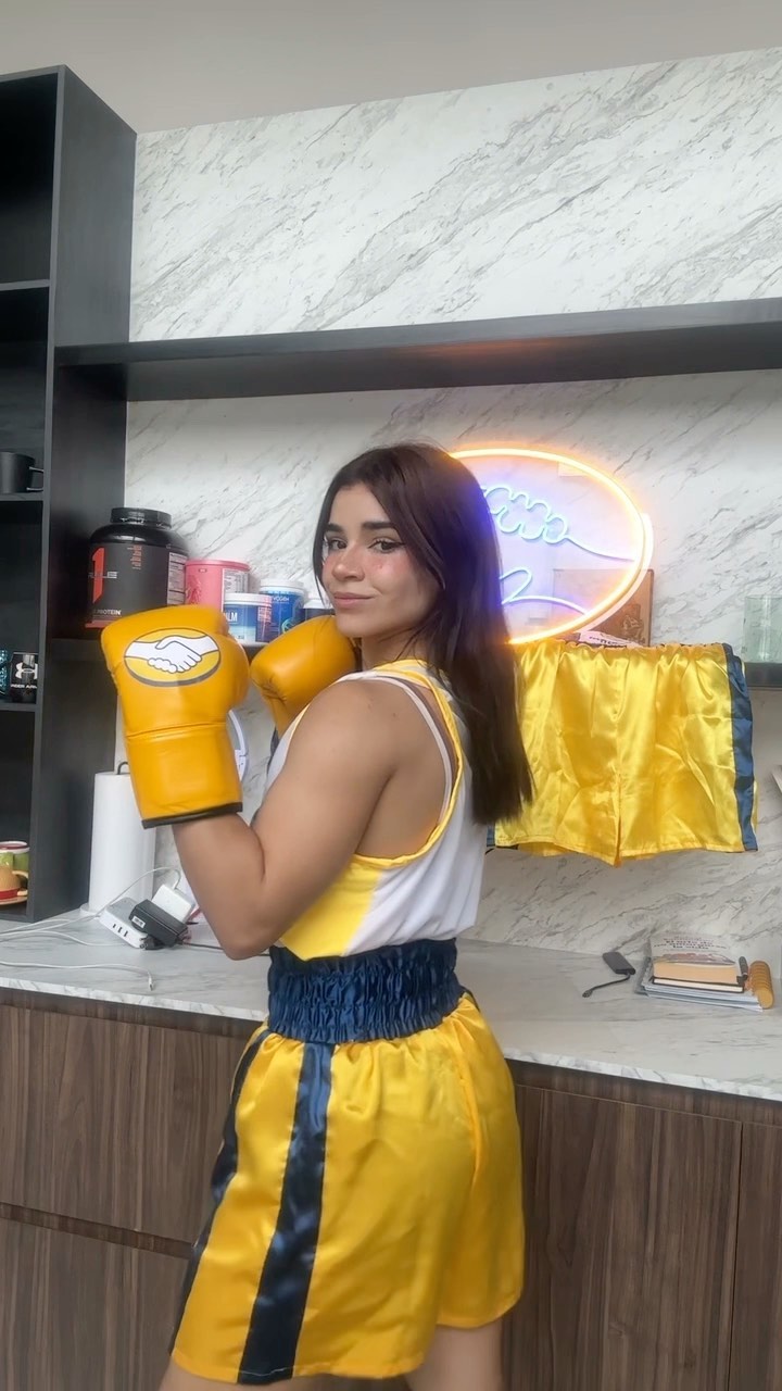 Alana con su package de @mercadolibre.mex #alanafloresf #alanalarana #alana #mercadolibre