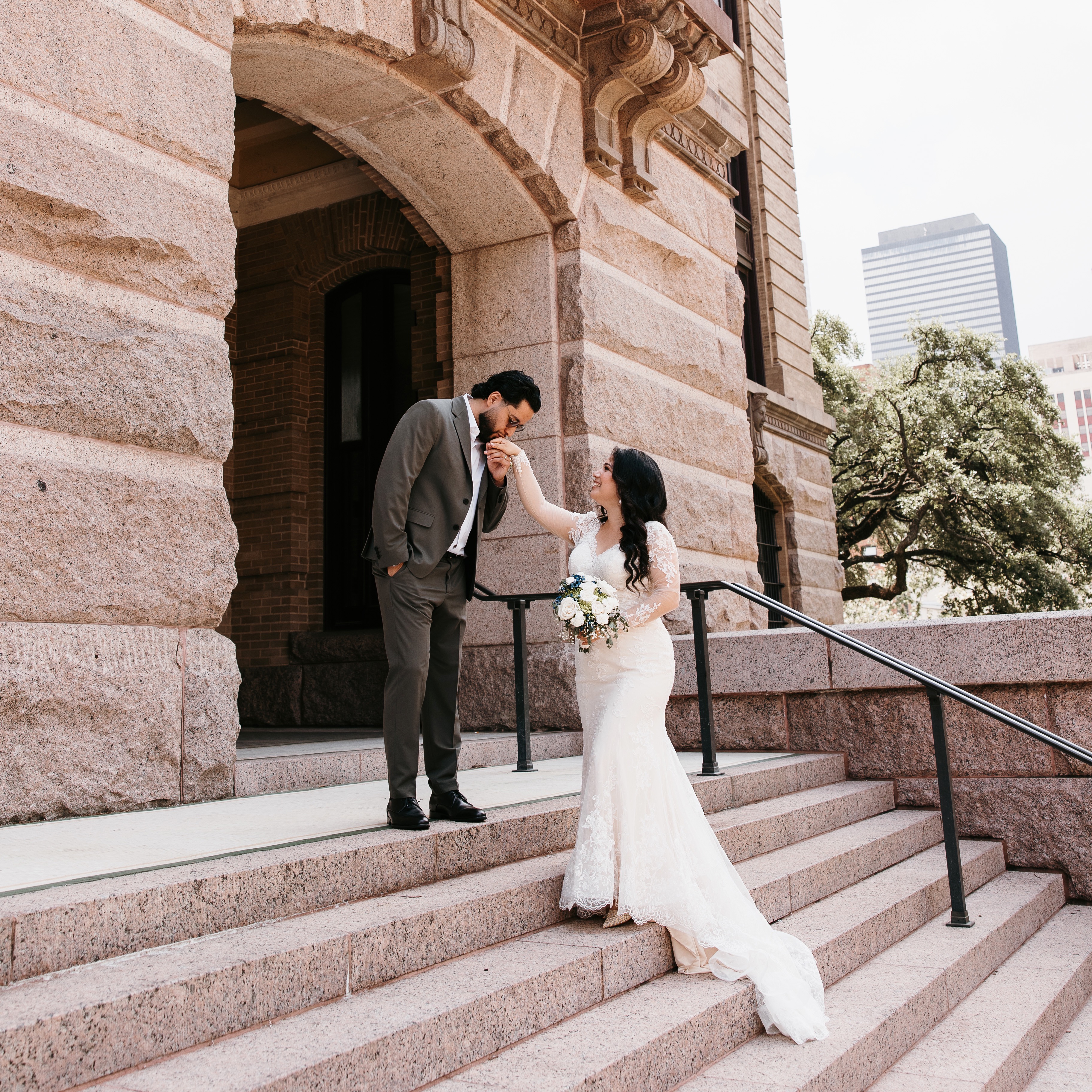 COURTHOUSE + CITY ELOPEMENTS  thumbnail
