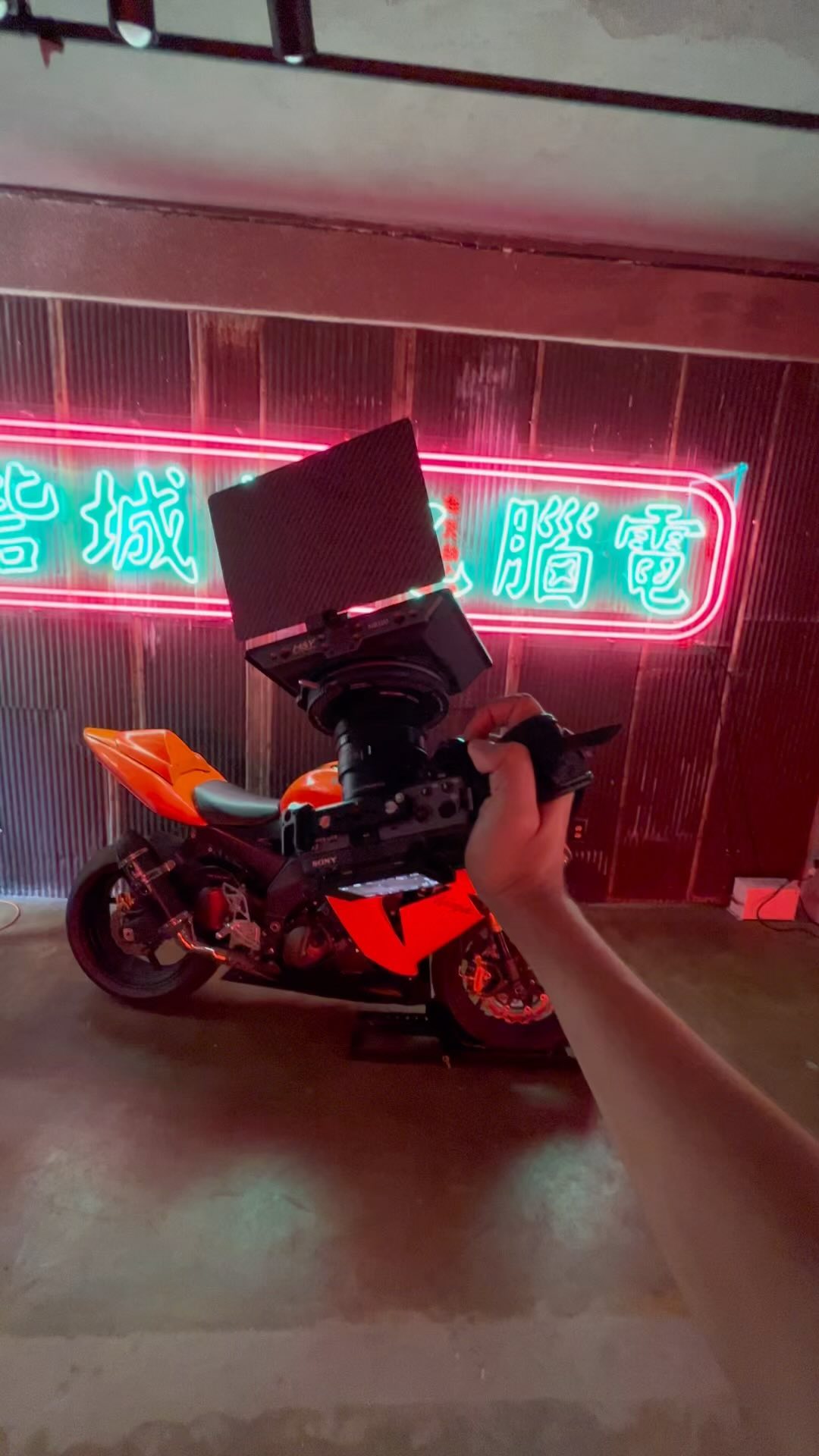 Grabando aquí con la FX3 🤯🔥

Este lugar está increíble! Todas las luces y los vibes cyberpunk que tiene 🔥🔥
.
.
#fx3 #con