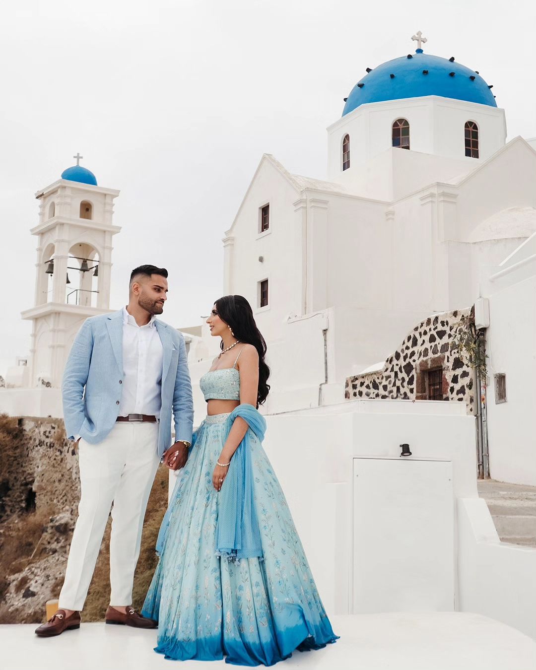 When vibrant cultures unite on Santorini's shores!🇨🇦 🇮🇳🇬🇷 Witnessing the magic as the colors of India merge with the ser