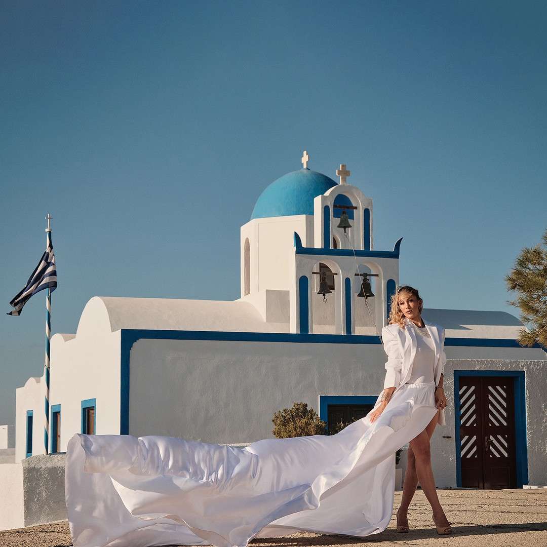 Besides ruins of ancient culture, orthodox traditions and volcanic sand, true Santorini leads you skyward. Salty wind an