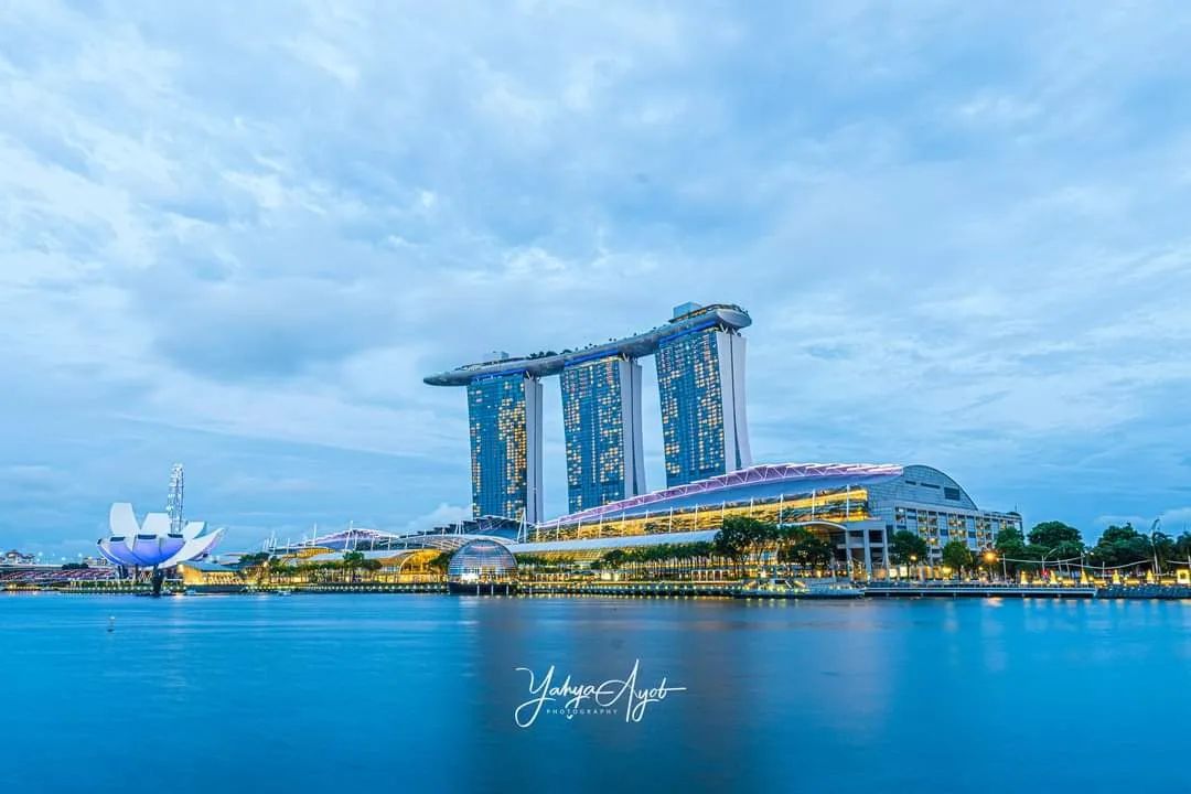 I love photoshooting architectural marvels. And this is one of my fav buildings in Singapore. Swipe one more time to see
