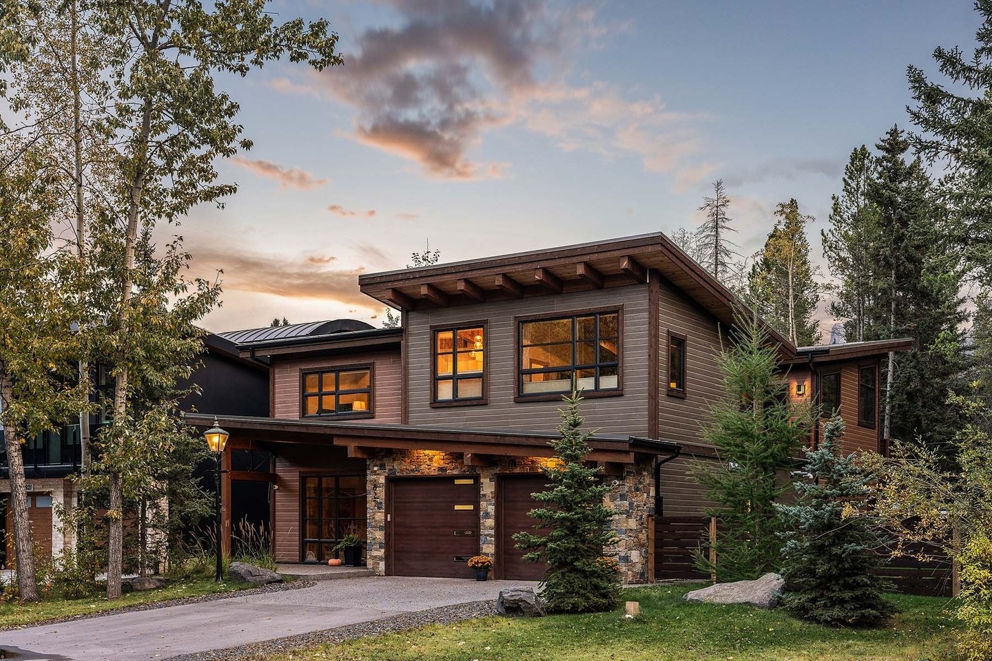 With breathtaking naturescapes, top healthcare facilities, and diverse and welcoming communities, Canada attracts retire