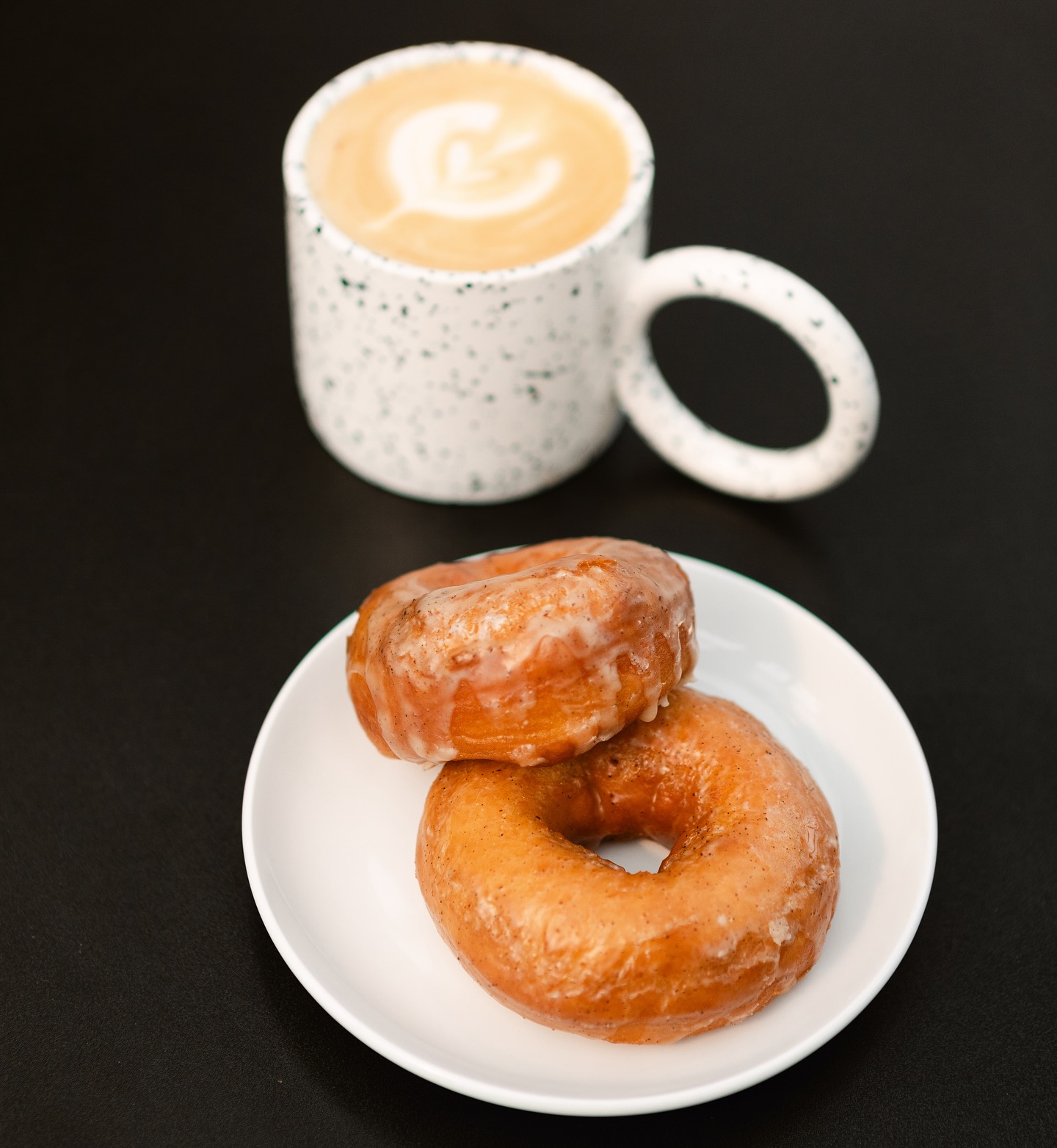 Happy Wednesday! We have @runawaybakeshop donuts today at @clayvenues 🍩