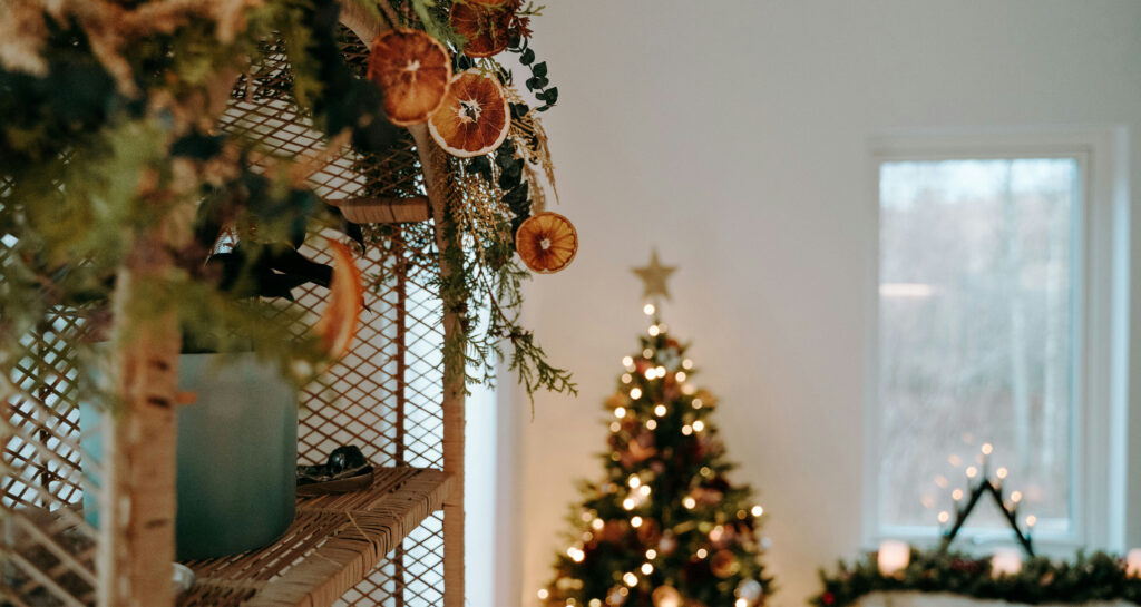5 ways to decorate your dorm room for Christmas … on a budget thumbnail