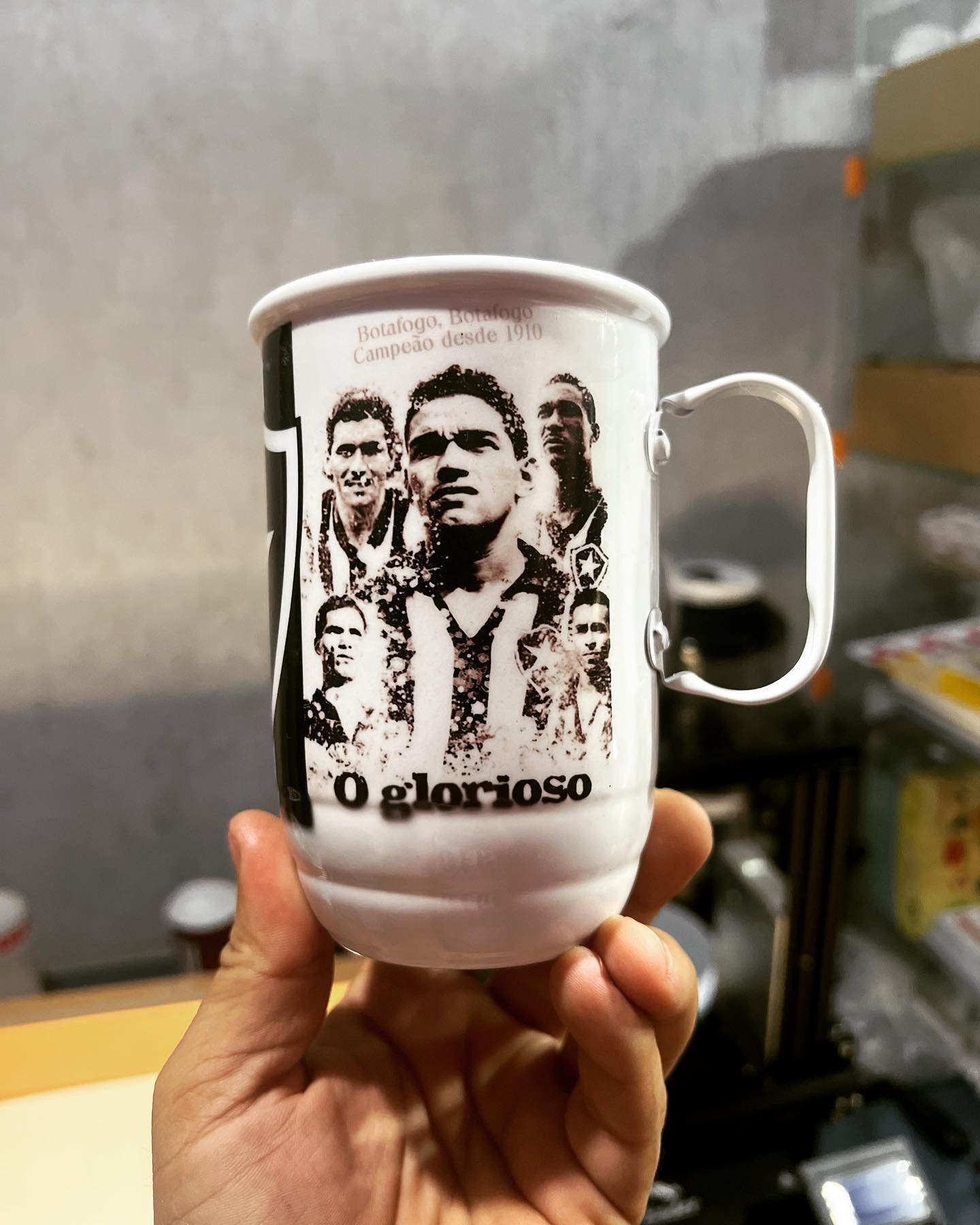 Aquela caneca do glorioso Fogão. 
Aos torcedores do Botafogo ⭐️
Segue anexo caneca de alumínio branco, 600ml 
Só aqui na
