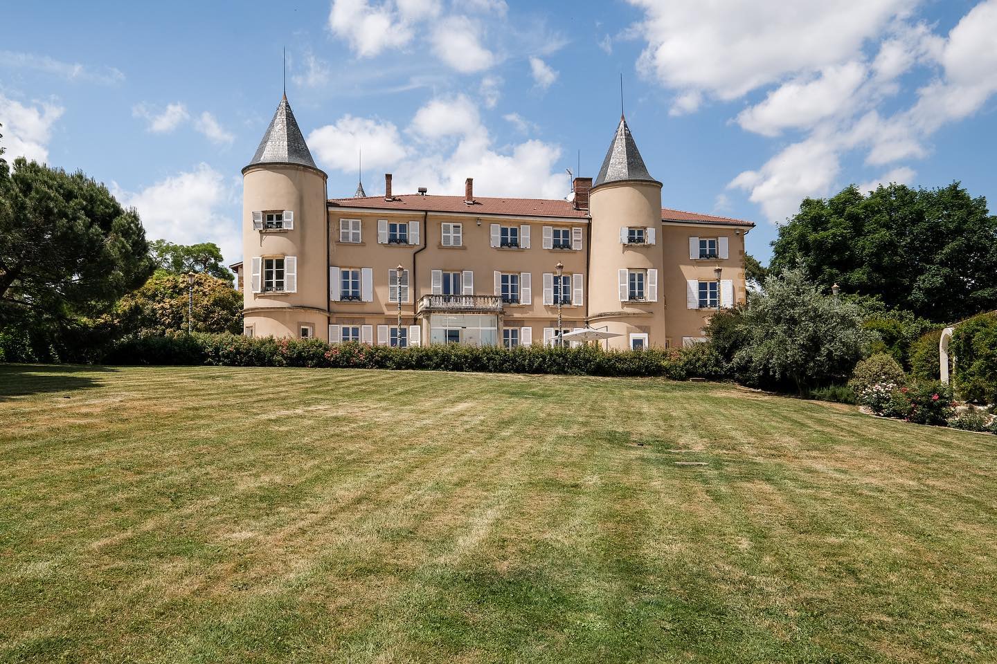 La semaine se termine sur une promesse de vente ….. très attendue !
Ce château du 12ème a trouvé son futur propriétaire.