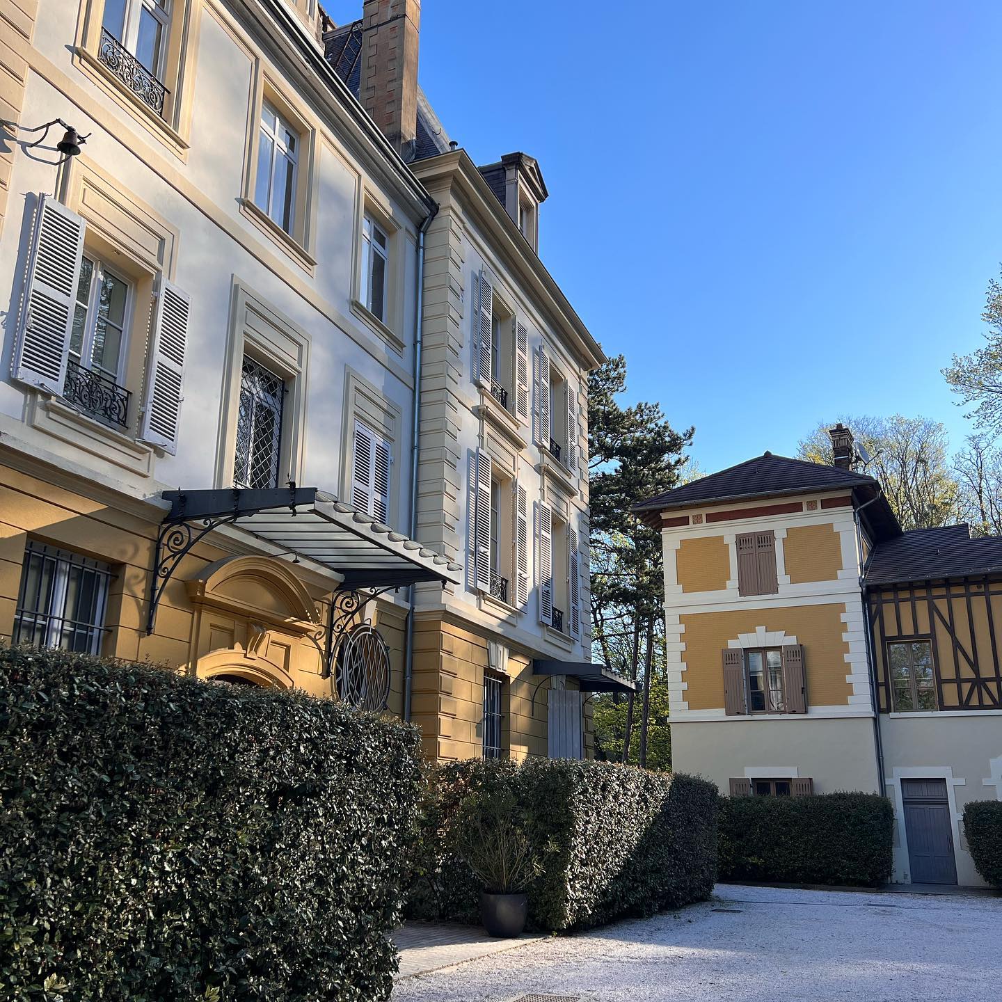 Clap de fin pour la vente de ce superbe bien au cœur du Château des Roches.
Un lieu incroyable face à l’île Barbe, au cœ