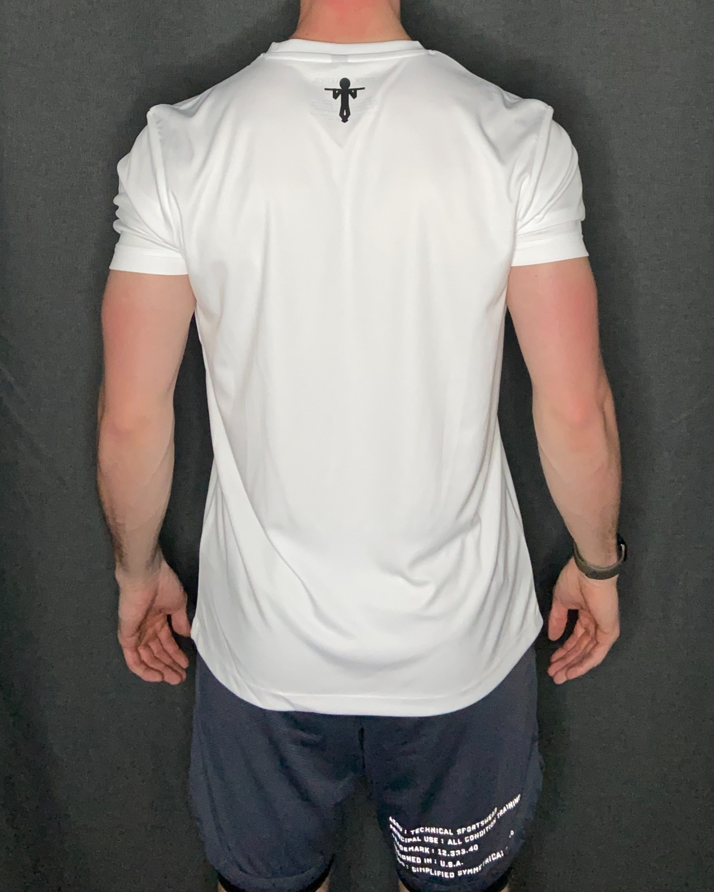 Performance 003 – Pull-Up.| Snow White & Charcoal 

- Fit: Slim 
- Material: 100% Polyester, with sweat absorption techn