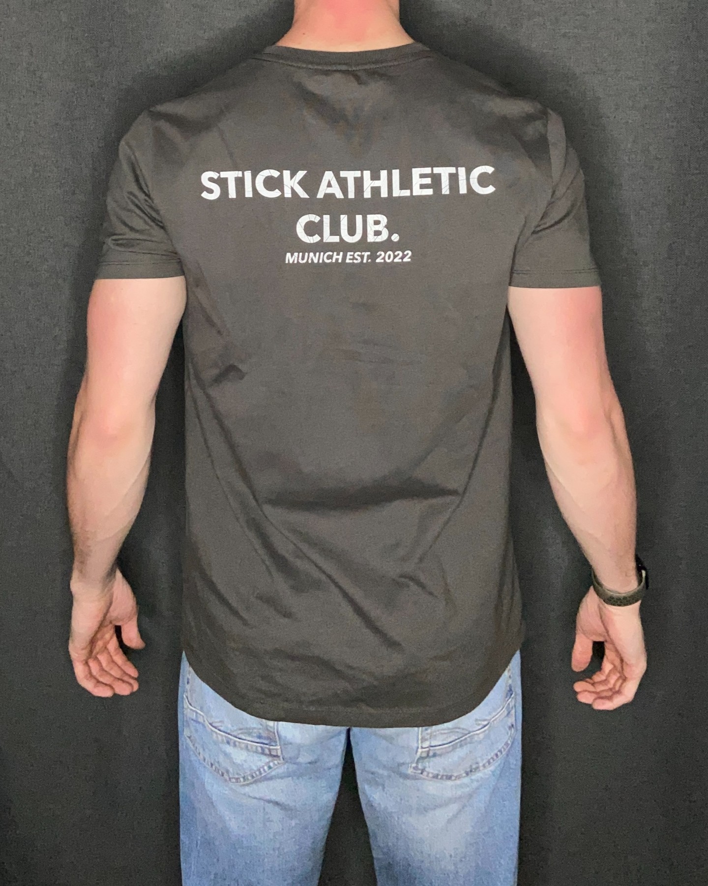 Casual 003 – Athletic Club. | Dark Charcoal 

- Fit: Casual / Slim 
- Material: 100% Organic Cotton, Heavy garment 
- Pr