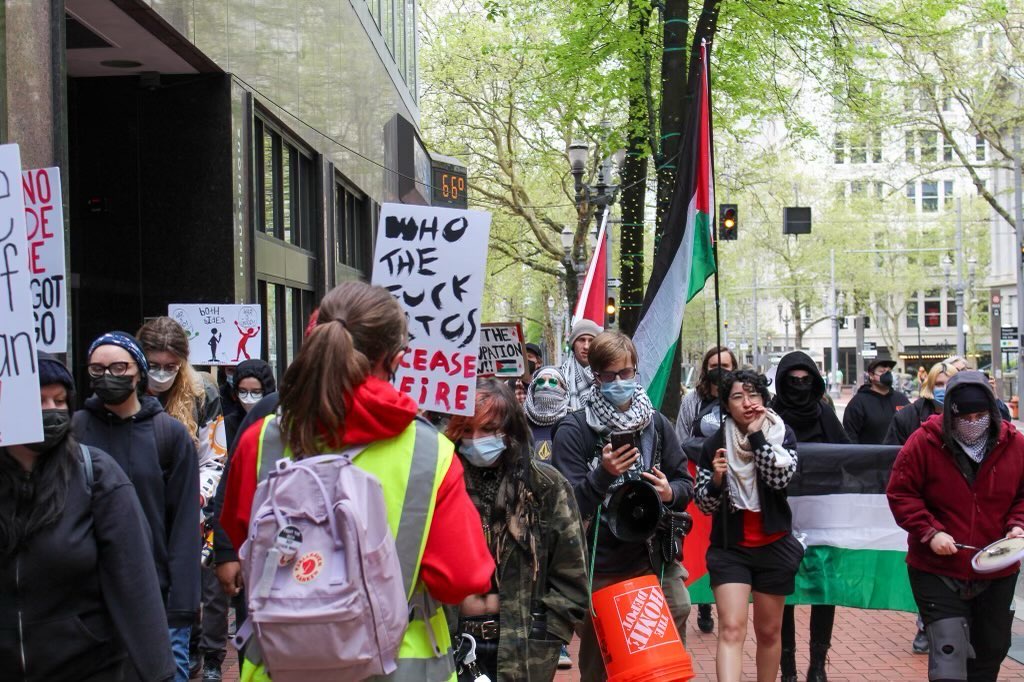Palestine protesters disrupt Oregon Democrats' biggest fundraising event of the year thumbnail