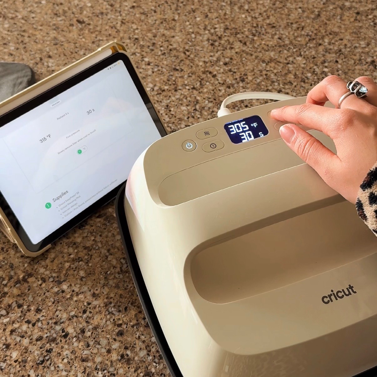 Cricut EasyPress® SE - 9 in x 9 in, Taupe thumbnail