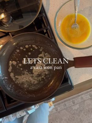 Cleaning a polished cast iron pan is a lot easier than you think… 🫧 @Smithey Ironware  #castiron #castironskillet #casti