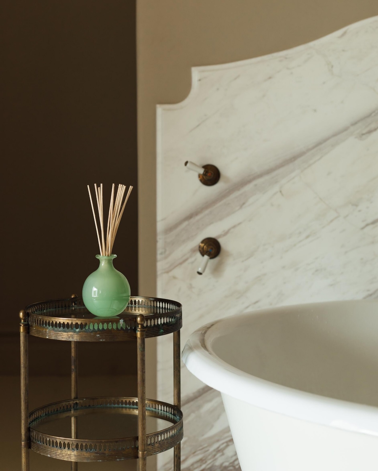 Reconnect with nature and welcome the great outdoors to the interiors of your home with the Water Meadow Scented Diffuse