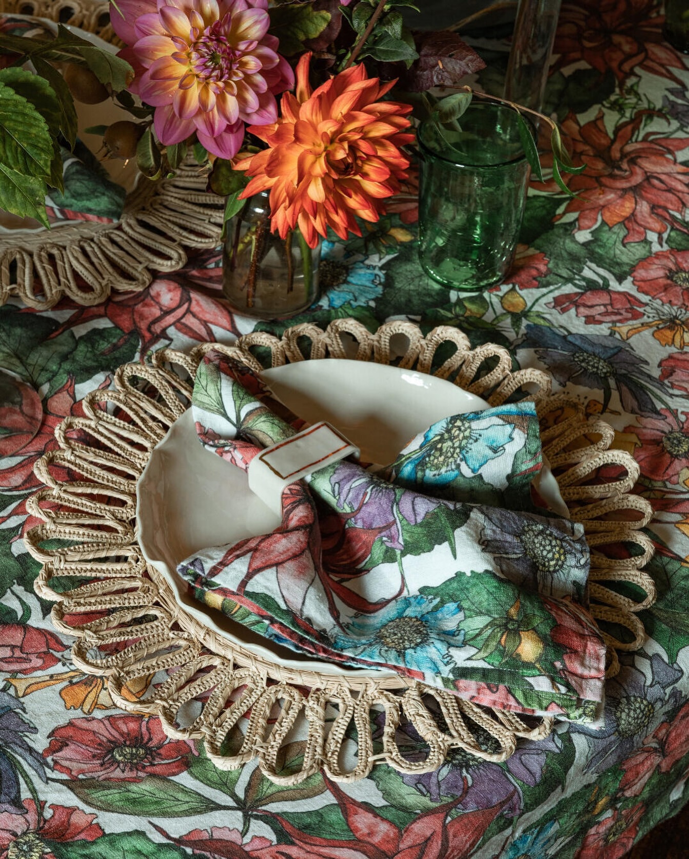 Dahlias, with their warm, dual-toned petals and graceful form, capture the essence of this season’s fleeting beauty. Han