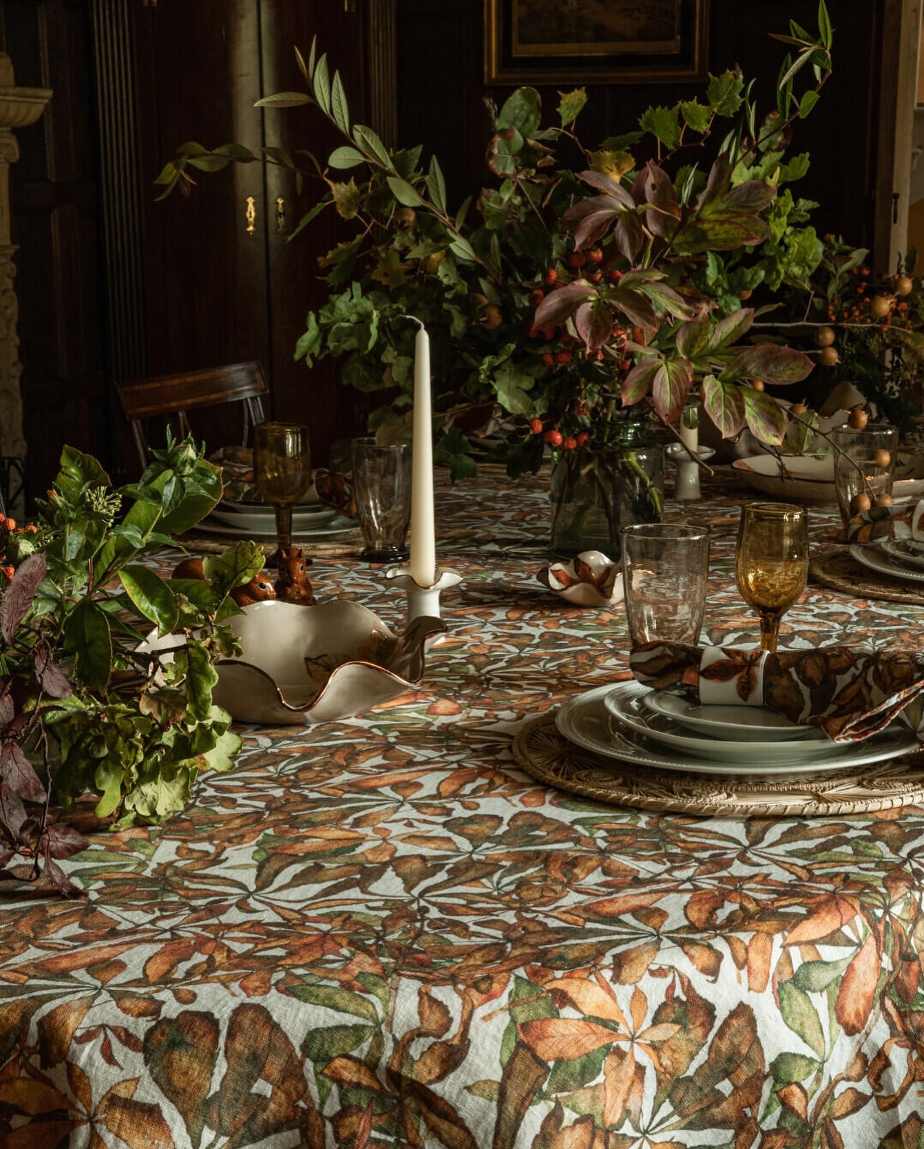 Take a closer look at Bertioli’s Horse Chestnut linens, beautifully complemented by gold-trimmed ceramics, seasonal foli