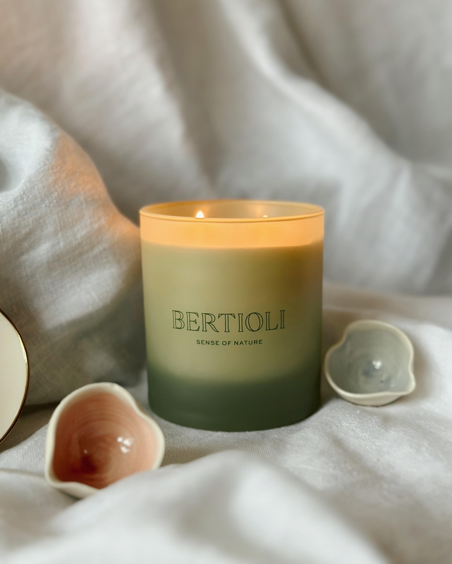 The perfect gift all year round, our Water Meadow scented candle is enriched with healing botanical essential oils of wa