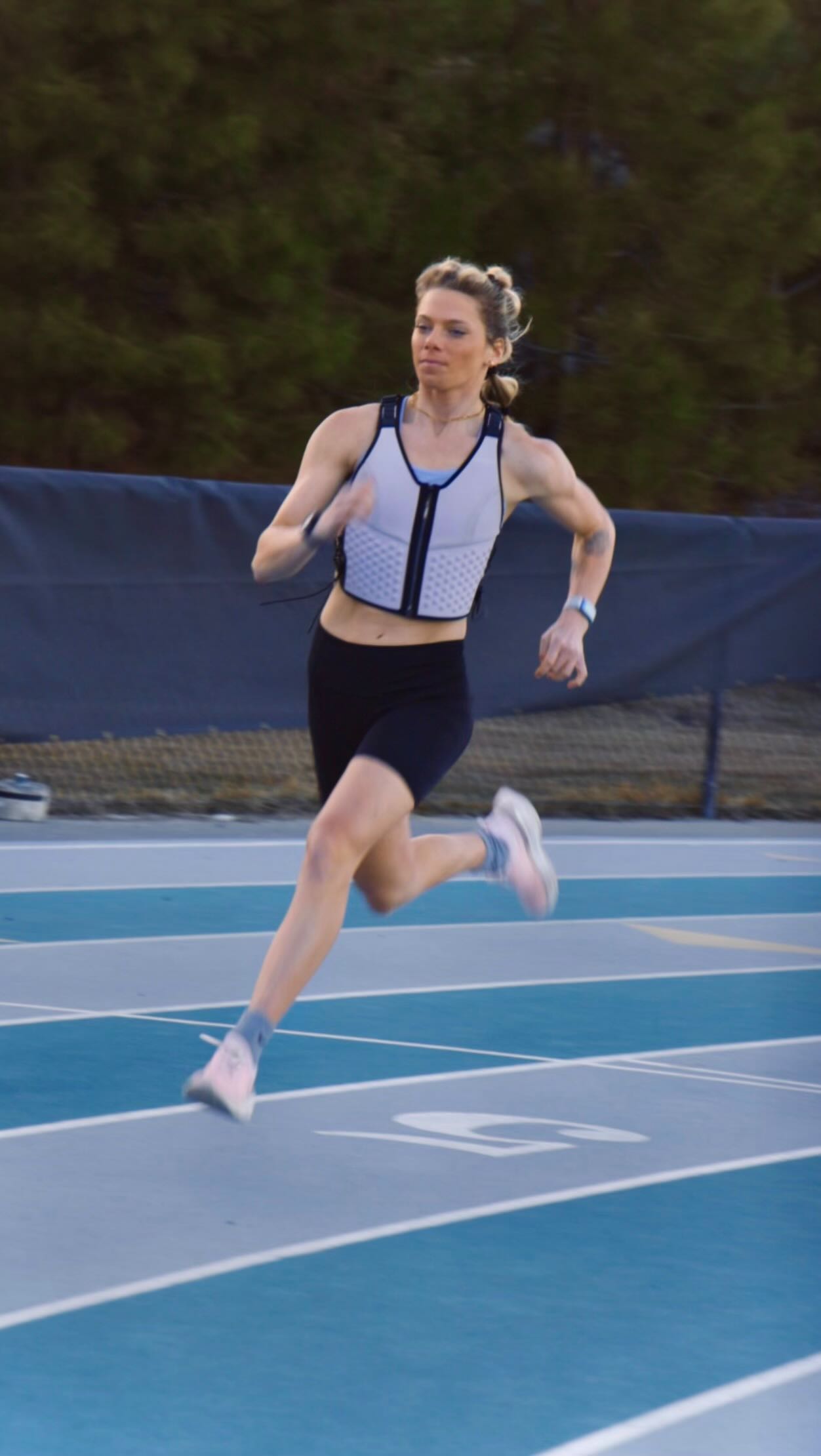 Back at it now that the sun’s out again 🏃🏼‍♀️ // yesterday’s repeats at the track with my @omorpho G-Vest+ ❤️‍🔥 more det