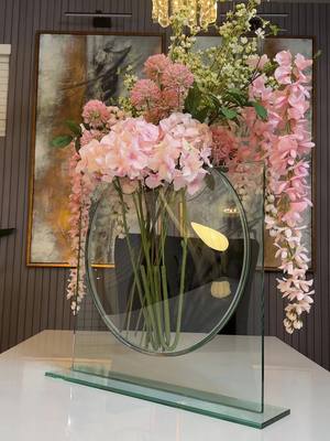 ✨POV: You want your space to feel luxe without redoing your whole house ✨ This vase is honestly that girl. Y’all blew up