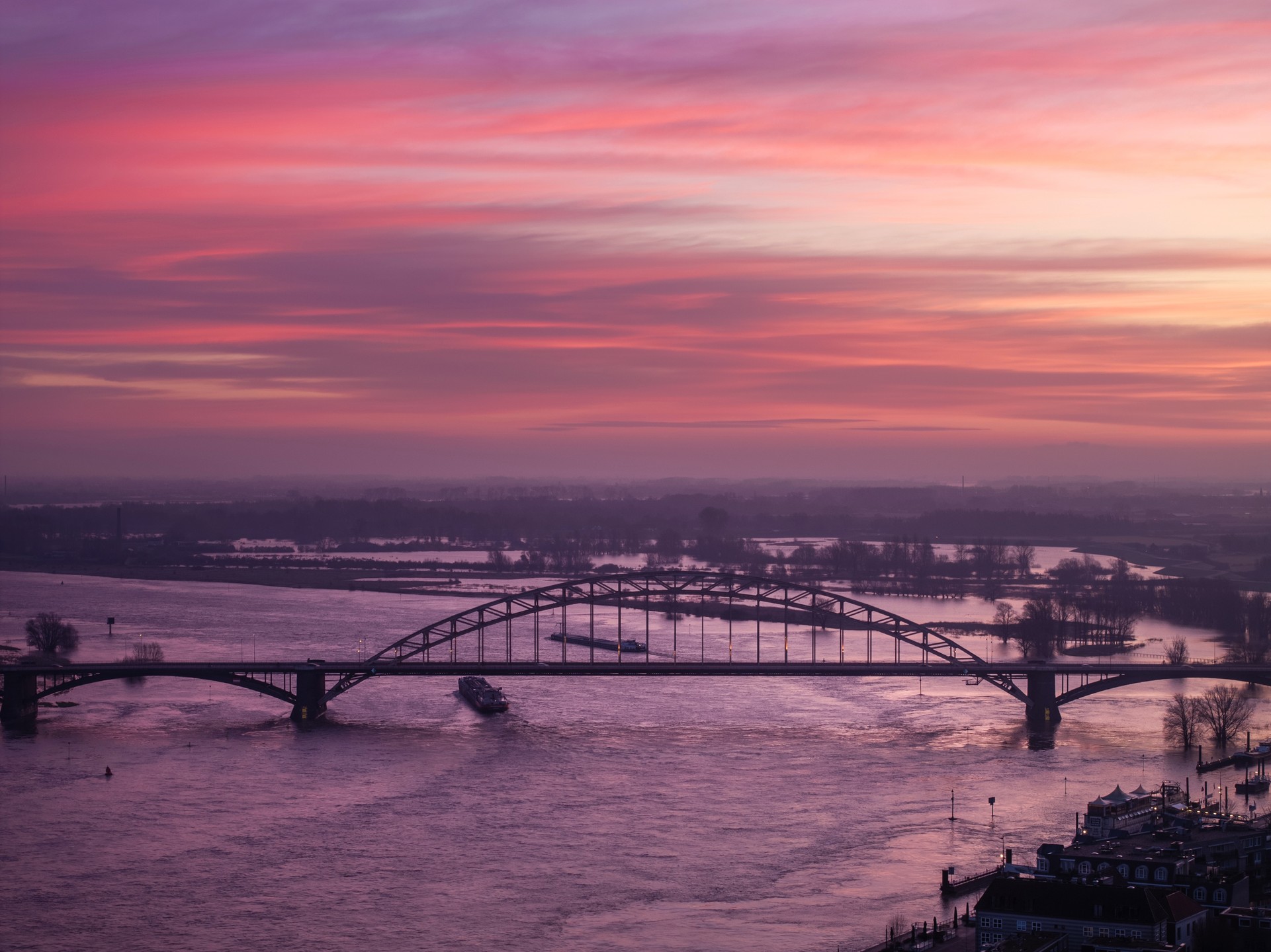 In de ochtend kleurt de lucht rood, een teken dat de dag begint.
📌 Locatie: De Waalbrug
📍 Plaats: Nijmegen 
✅ Dronefotog