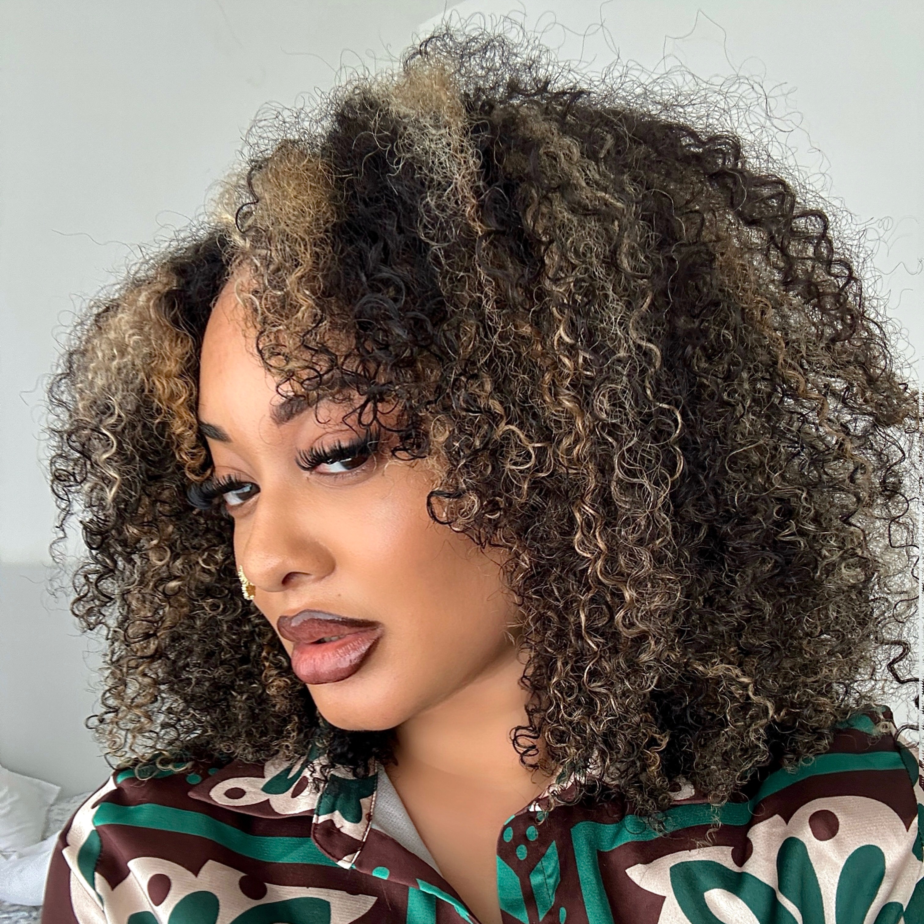 QVR Invisible Lace Edge Kinky Curly V Part Wigs Highlight #1B/27/613 No Leave Out Human Hair Wig thumbnail