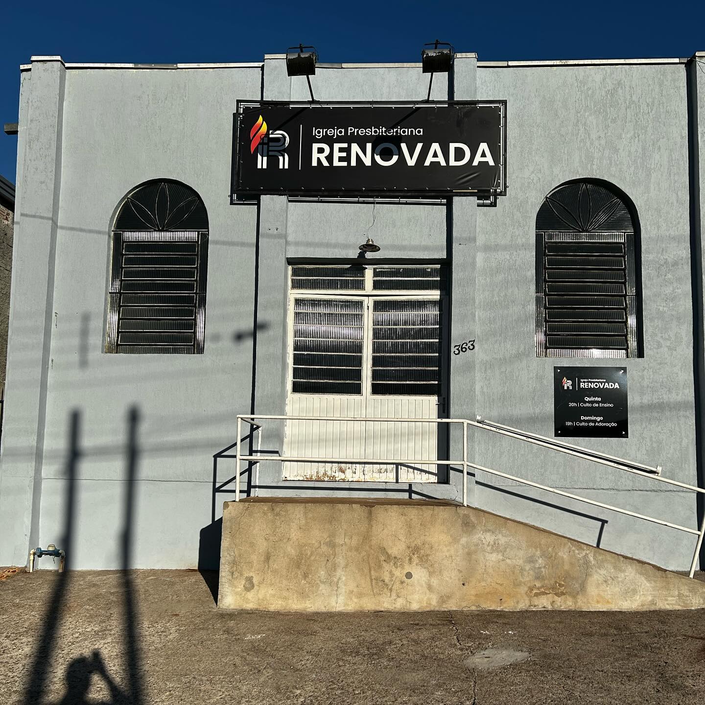 Hoje finalizamos a pintura da fachada da nossa amada igreja @iprpassofundo 🙏🏽😃
