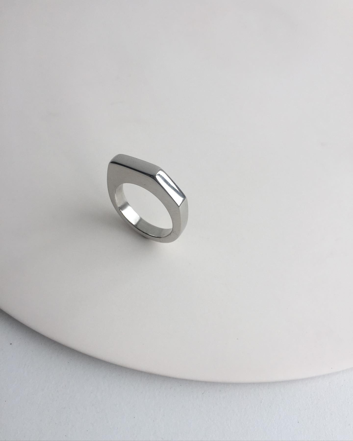 A slightly scaled down version of the Slab Ring, but in platinum 🪩 Platinum is a much denser metal than silver and it ha