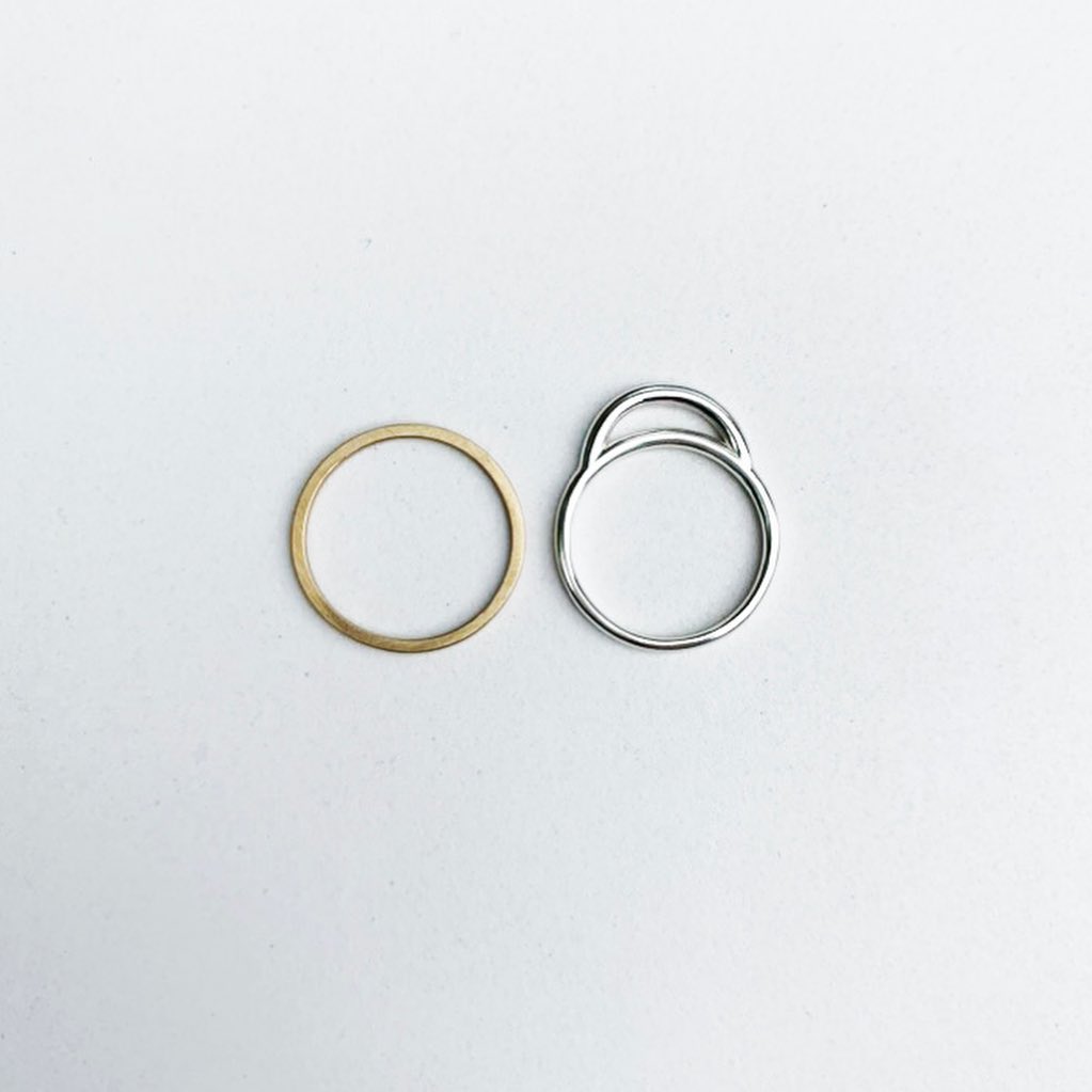 Sketch Ring in recycled silver 〰️ Thread Square Ring in recycled 9ct yellow gold. Both delicate, simple and stackable 📚 