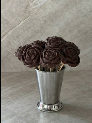 Why are these so cute!!!! 😍🌹the perfect (+easiest) little treat for your valentine! 🍓🍫 😘Pair them with a real bouquet to