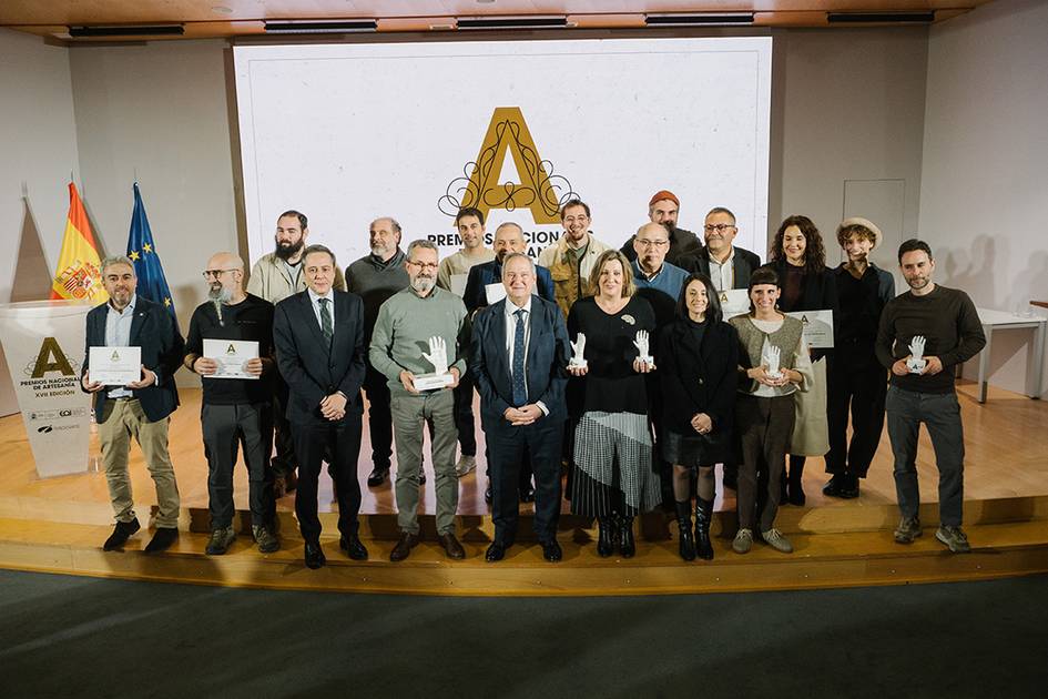 Laura Siles lleva la moda y el textil a los Premios Nacionales de Artesanía  thumbnail